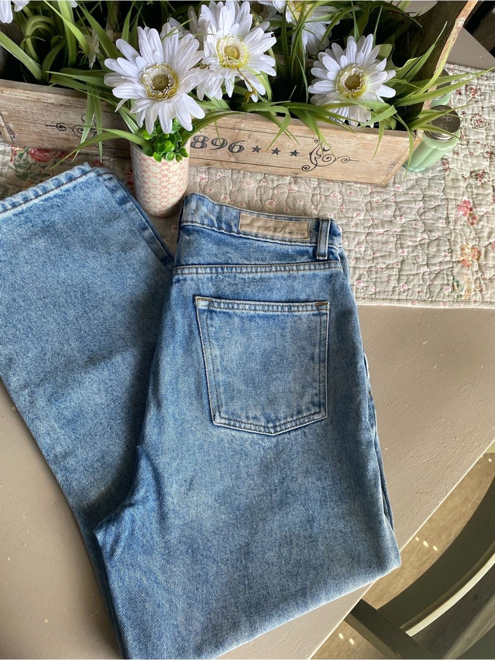 High-Rise Women's Jeans in Light Blue Wash